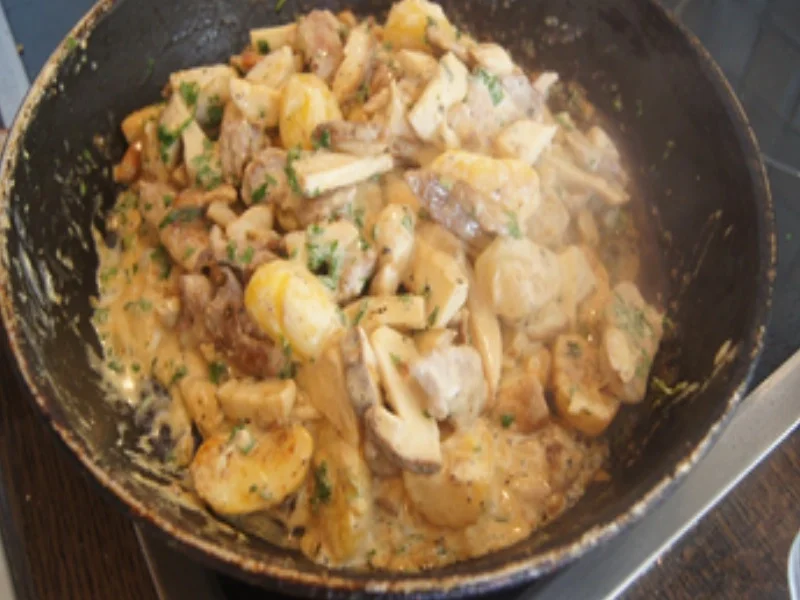 Rezept: Steinpilz-Schweinefilet-Bratkartoffel-Pfanne Bild Nr. 16 Steinpilz-Schweinefilet-Bratkartoffel-Pfanne - Rezept - Bild Nr. 16