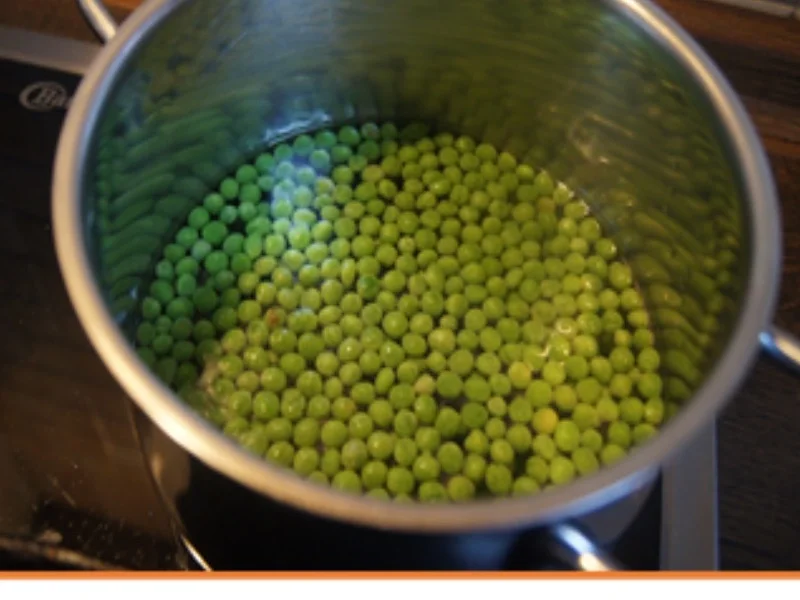 Paniertes-Nackenkotelett mit Butter-Erbsen und Möhren-Kartoffel-Stampf - Rezept - Bild Nr. 17151