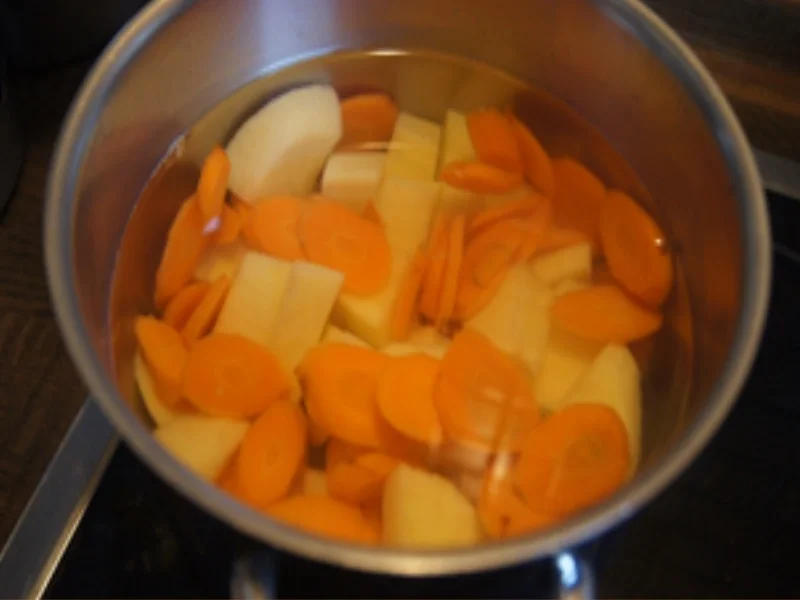 Paniertes-Nackenkotelett mit Butter-Erbsen und Möhren-Kartoffel-Stampf - Rezept - Bild Nr. 17153