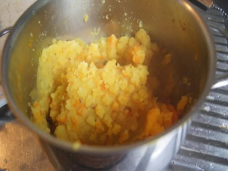 Paniertes-Nackenkotelett mit Butter-Erbsen und Möhren-Kartoffel-Stampf - Rezept - Bild Nr. 17155