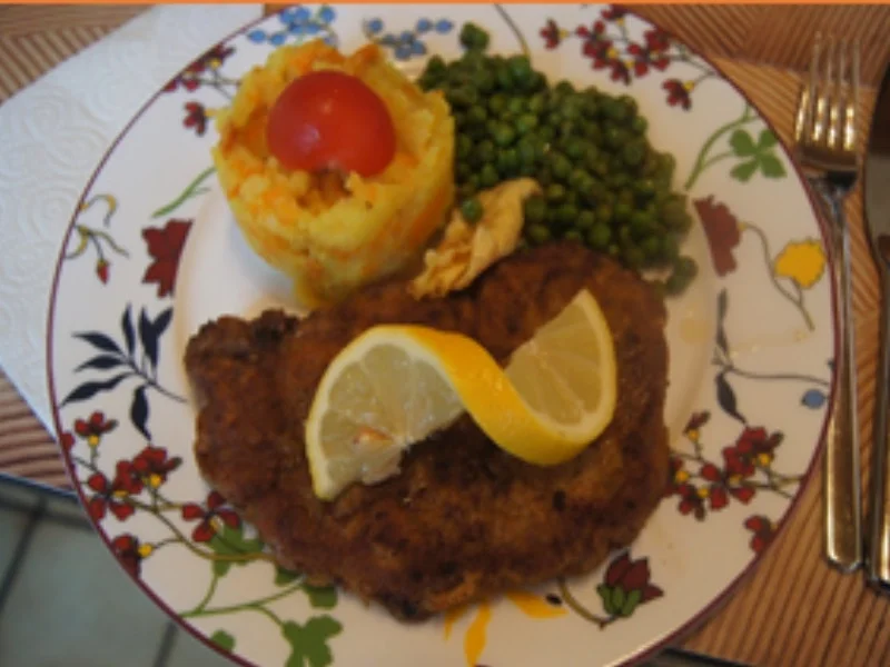 Paniertes-Nackenkotelett mit Butter-Erbsen und Möhren-Kartoffel-Stampf - Rezept - Bild Nr. 17156