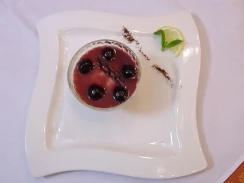 Rezept: Gefangene Sauerkirschen auf einer Cheesecake-Insel Gefangene Sauerkirschen auf einer Cheesecake-Insel - Rezept