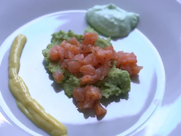 Lachstatar mit Avocadocreme, Wasabisahne und Mangocreme - Rezept - Bild Nr. 2