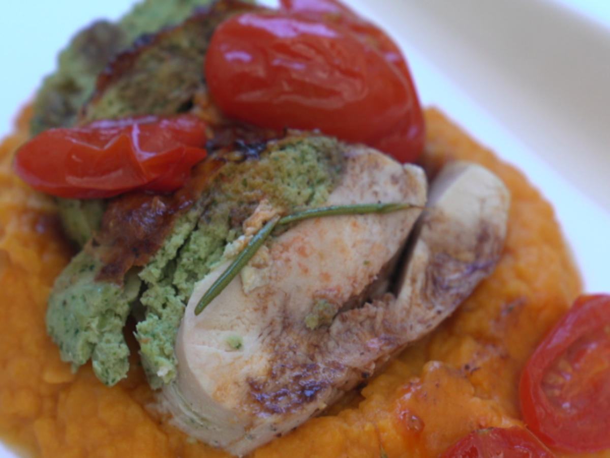 Gefüllte Hühnerbrust mit Spinat und Süßkartoffelpüree - Rezept - kochbar.de