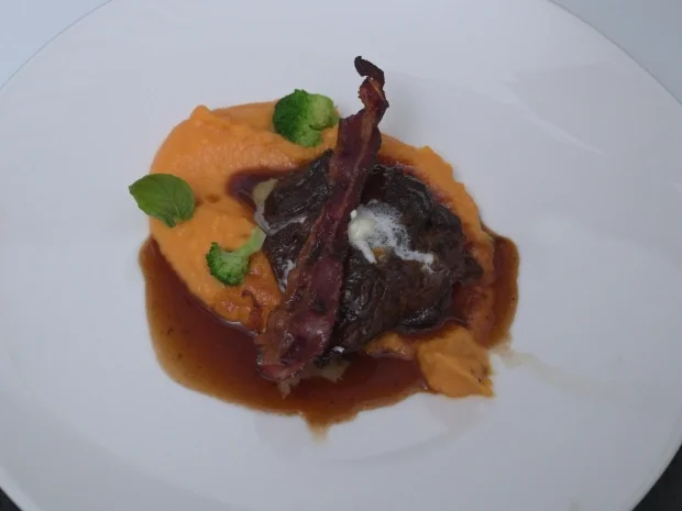 Kalbsbäckchen mit Süßkartoffelpüree und Speckchip - Rezept - Bild Nr. 17143