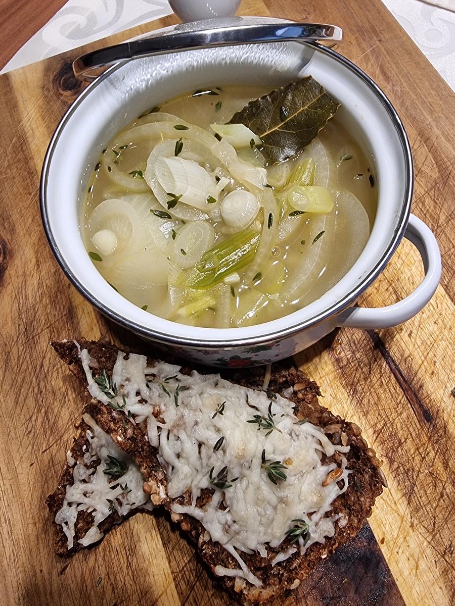 Zwiebelsuppe auf Bistro-Art - Rezept - Bild Nr. 17143