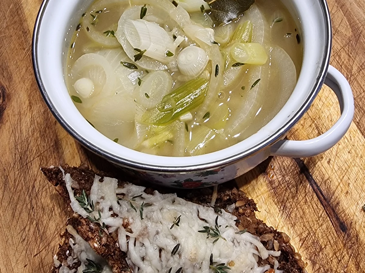 Zwiebelsuppe auf Bistro-Art - Rezept - Bild Nr. 17143