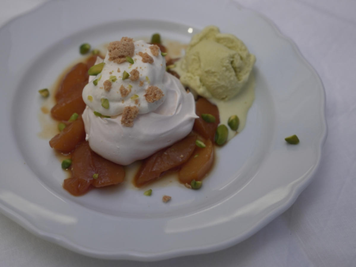 Meringue mit eingekochten Nektarinen und Pistazieneis - Rezept - Bild Nr. 17143