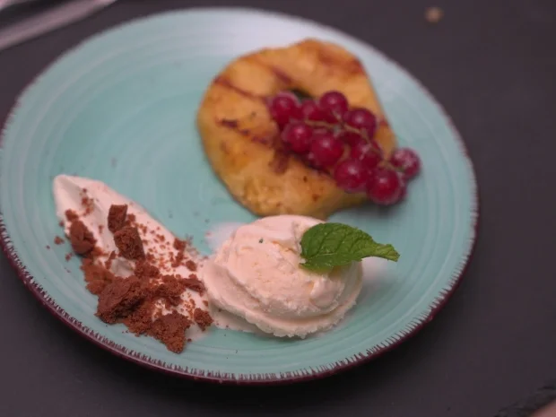 Rezept: Gegrillte Whiskey-Ananas mit Frischkäse-Creme und Zitronen-Basilikum-Eis Bild Nr. 17143 Gegrillte Whiskey-Ananas mit Frischkäse-Creme und Zitronen-Basilikum-Eis - Rezept - Bild Nr. 17143