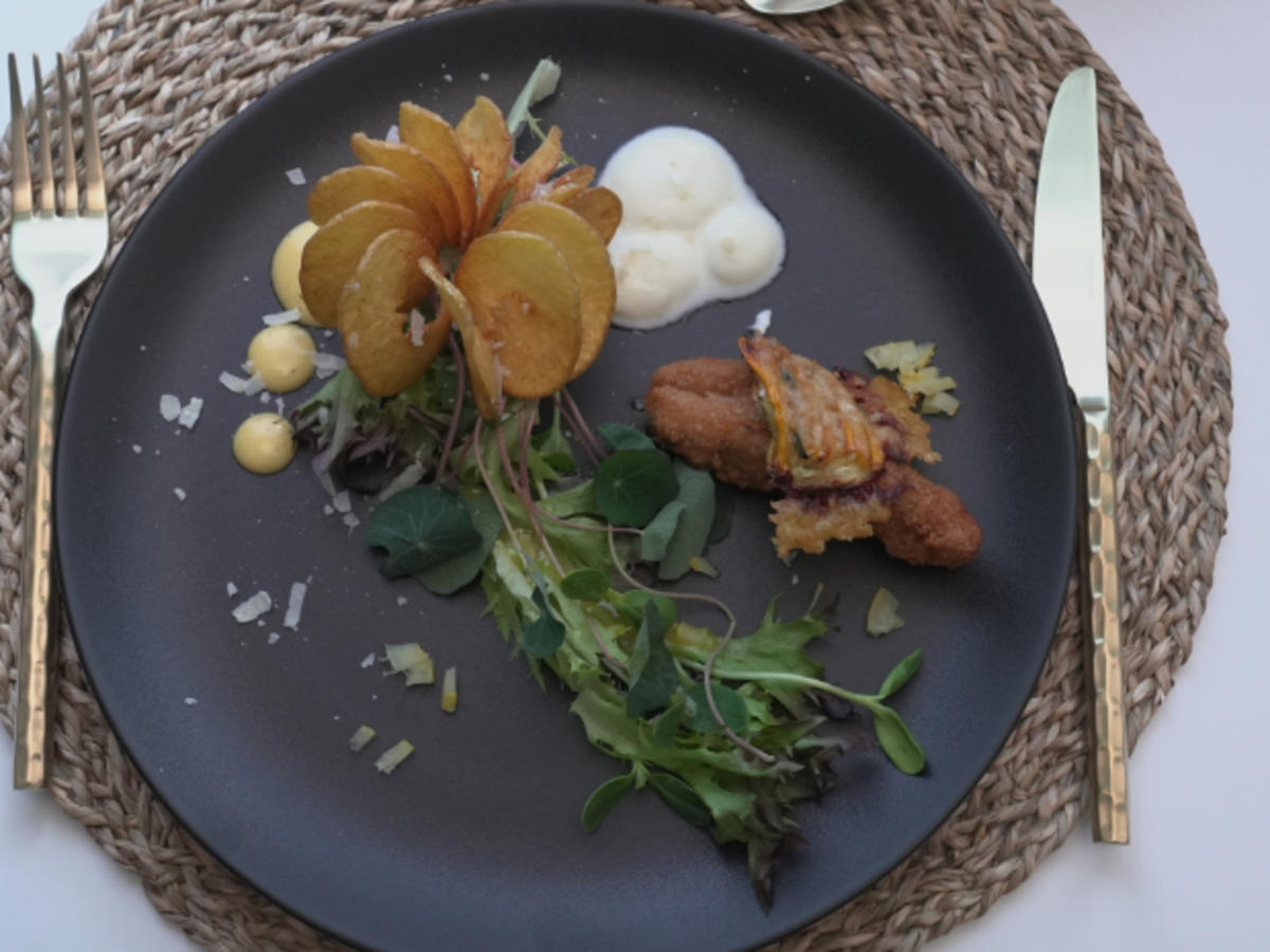 Pollo Fino mit Zitronen-Aioli und Kartoffelblumen - Rezept - Bild Nr. 2