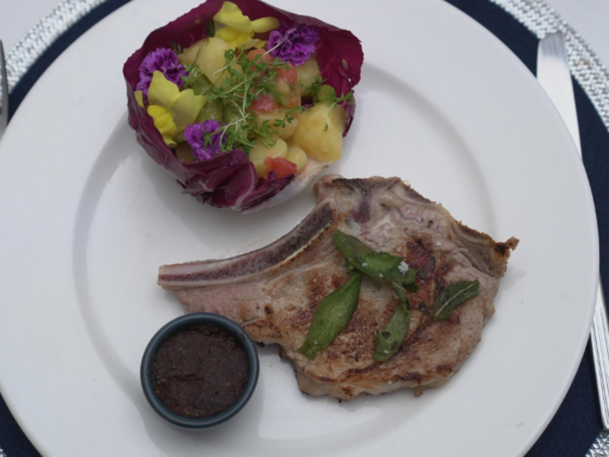 Kalbskoteletts mit buntem Kartoffelsalat und rotem Pesto - Rezept ...