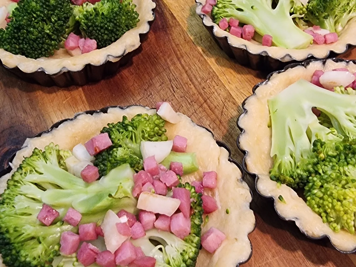 Mini-Quiches mit Brokkoli und Speck - Rezept - Bild Nr. 17157