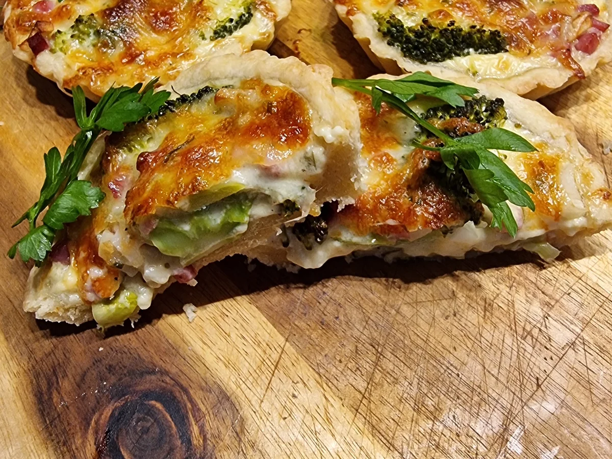 Mini-Quiches mit Brokkoli und Speck - Rezept - Bild Nr. 17160