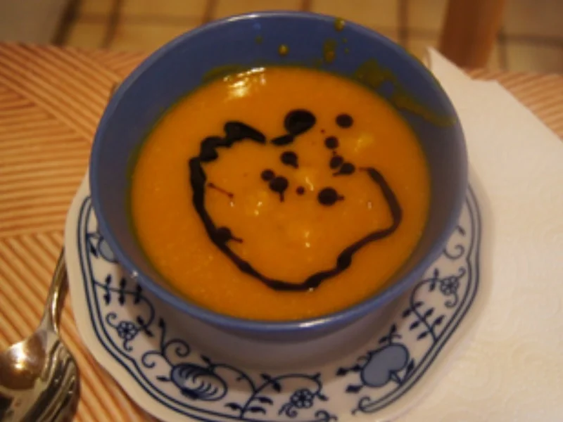 Rezept: Kürbis-Curry-Suppe mit Bratwürstchen-Einlage Bild Nr. 17146 Kürbis-Curry-Suppe mit Bratwürstchen-Einlage - Rezept - Bild Nr. 17146