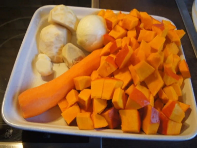 Rezept: Kürbis-Curry-Suppe mit Bratwürstchen-Einlage Bild Nr. 17149 Kürbis-Curry-Suppe mit Bratwürstchen-Einlage - Rezept - Bild Nr. 17149