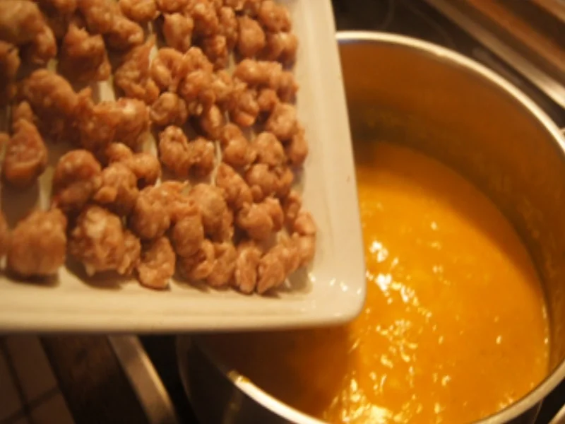 Rezept: Kürbis-Curry-Suppe mit Bratwürstchen-Einlage Bild Nr. 17155 Kürbis-Curry-Suppe mit Bratwürstchen-Einlage - Rezept - Bild Nr. 17155