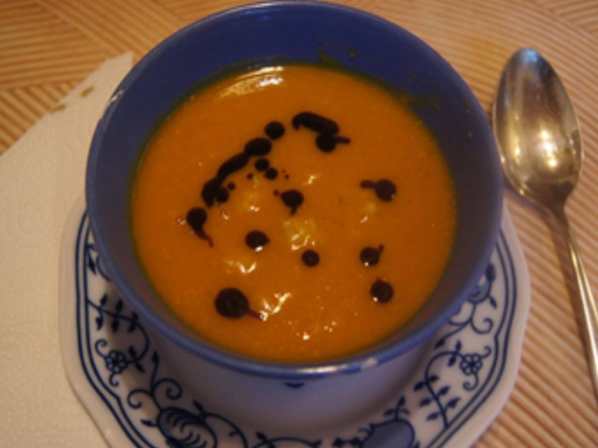 Kürbis-Curry-Suppe mit Bratwürstchen-Einlage - Rezept - Bild Nr. 17158