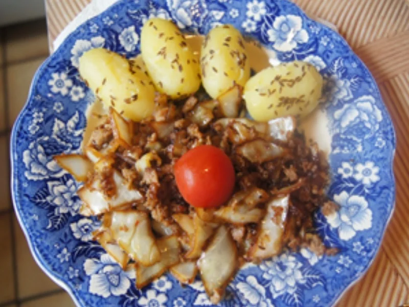 Rezept: Weißkohl-Hackfleisch-Schmorpfanne mit Kümmel-Pellkartoffeln Bild Nr. 2 Weißkohl-Hackfleisch-Schmorpfanne mit Kümmel-Pellkartoffeln - Rezept - Bild Nr. 2