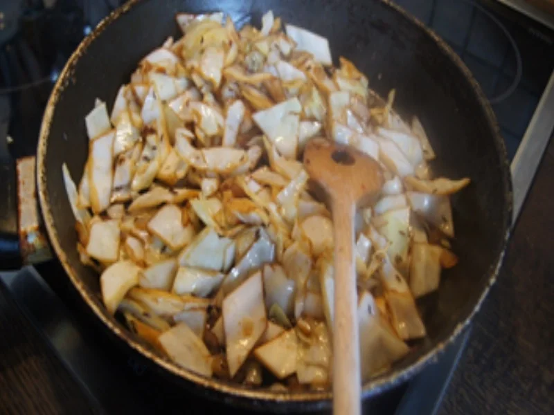 Rezept: Weißkohl-Hackfleisch-Schmorpfanne mit Kümmel-Pellkartoffeln Bild Nr. 10 Weißkohl-Hackfleisch-Schmorpfanne mit Kümmel-Pellkartoffeln - Rezept - Bild Nr. 10