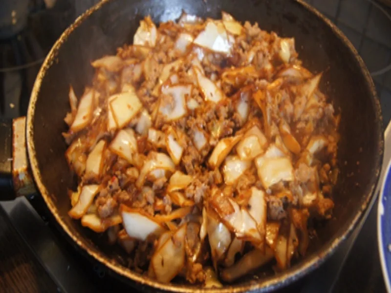 Rezept: Weißkohl-Hackfleisch-Schmorpfanne mit Kümmel-Pellkartoffeln Bild Nr. 13 Weißkohl-Hackfleisch-Schmorpfanne mit Kümmel-Pellkartoffeln - Rezept - Bild Nr. 13