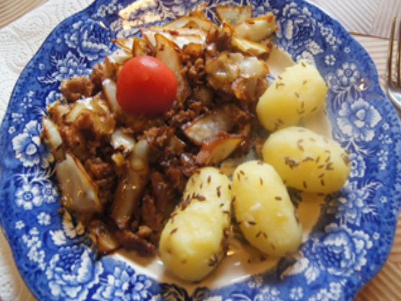 Rezept: Weißkohl-Hackfleisch-Schmorpfanne mit Kümmel-Pellkartoffeln Bild Nr. 14 Weißkohl-Hackfleisch-Schmorpfanne mit Kümmel-Pellkartoffeln - Rezept - Bild Nr. 14
