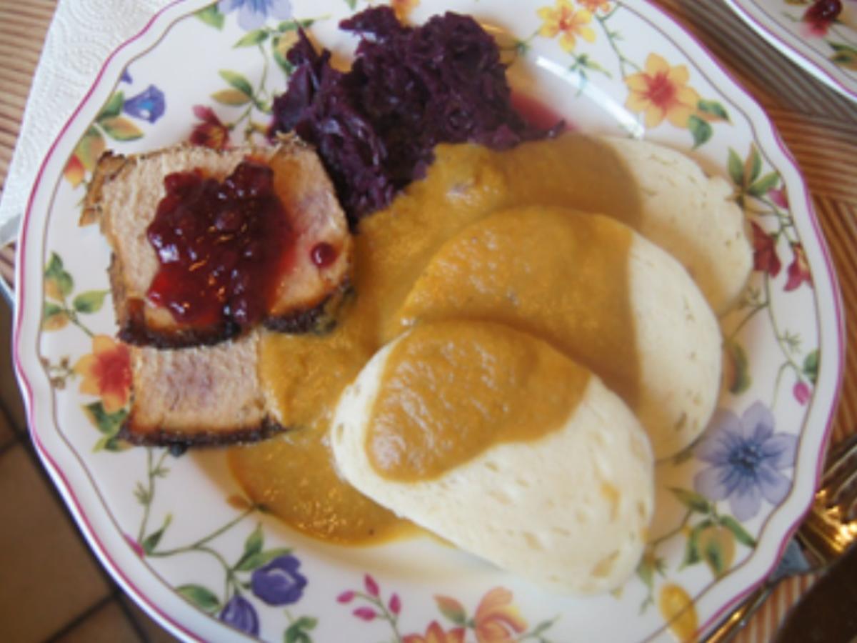 Schweinebraten mit pikanter Sauce, Böhmischen-Knödeln und Rotkohl - Rezept - Bild Nr. 2