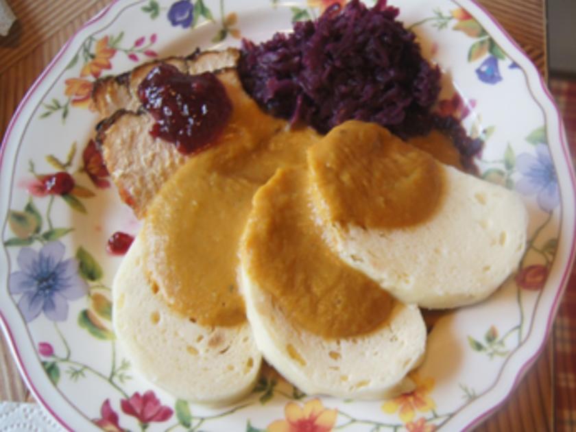 Schweinebraten mit pikanter Sauce, Böhmischen-Knödeln und Rotkohl ...