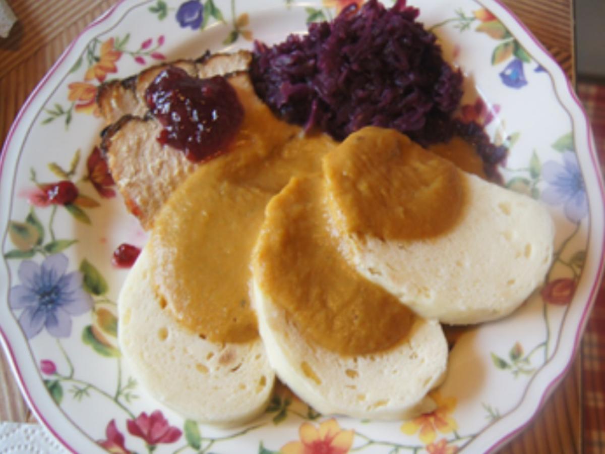 Schweinebraten mit pikanter Sauce, Böhmischen-Knödeln und Rotkohl ...