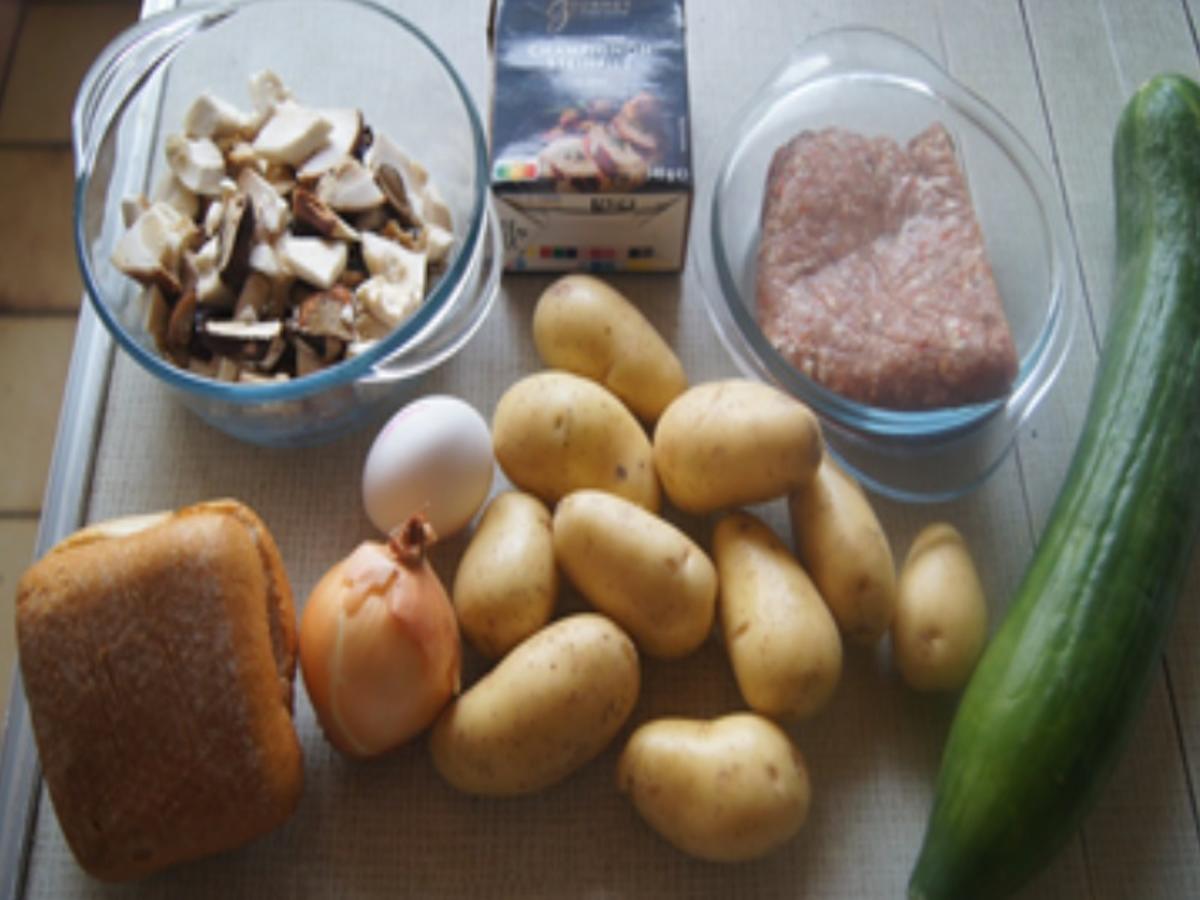 Hackfleisch-Steinpilz-Buletten mit pikanter Pilzsauce, Drillingen und Gurkensalat - Rezept - Bild Nr. 3