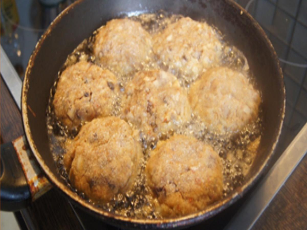 Hackfleisch-Steinpilz-Buletten mit pikanter Pilzsauce, Drillingen und Gurkensalat - Rezept - Bild Nr. 8