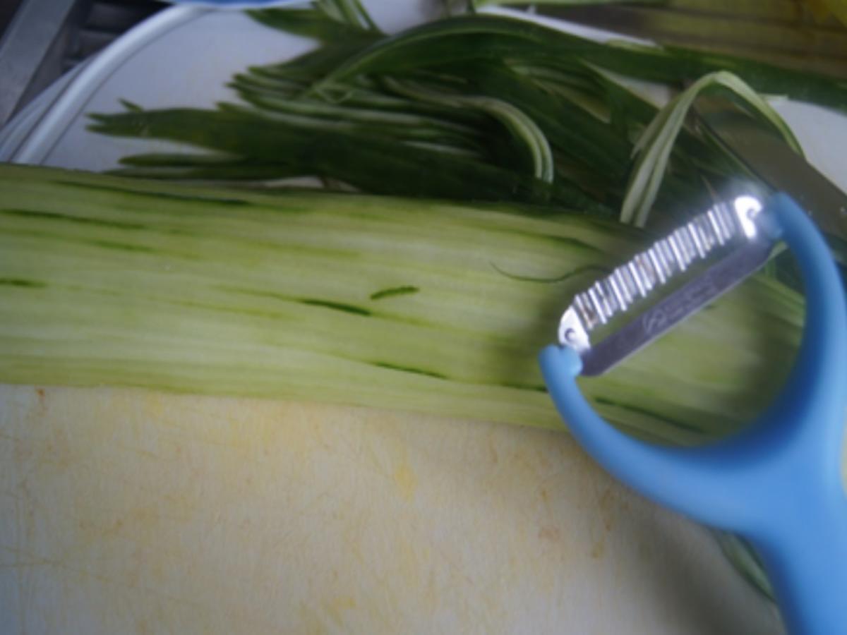 Hackfleisch-Steinpilz-Buletten mit pikanter Pilzsauce, Drillingen und Gurkensalat - Rezept - Bild Nr. 11