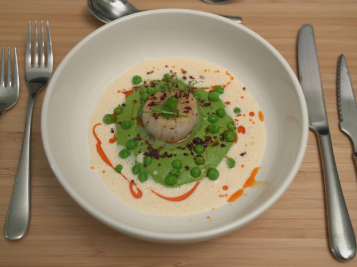 Jakobsmuscheln mit Chorizo-Öl, Erbsenpüree und Beurre blanc - Rezept ...