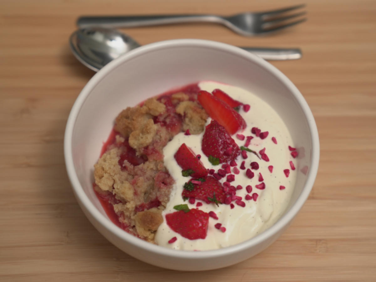 Erdbeer-Minz-Salat mit Erdbeer-Crumble und Vanille-Chantilly - Rezept - Bild Nr. 17146