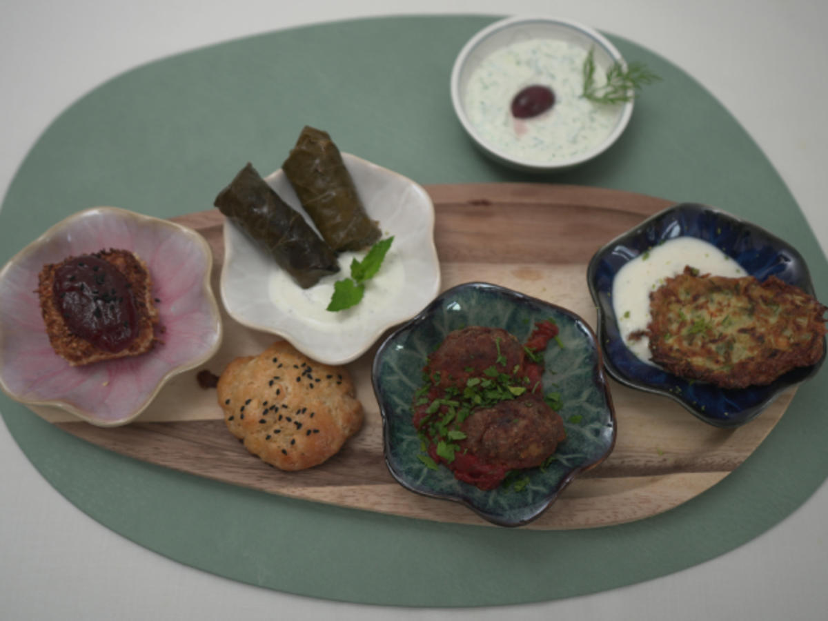 Mezedakia - Weinblätter, Feta im Sesammantel und Zucchinipuffer ...