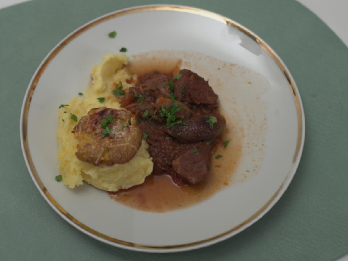 Kalbsragout mit Kartoffelstampf und karamellisierten Schalotten - Rezept - Bild Nr. 17146