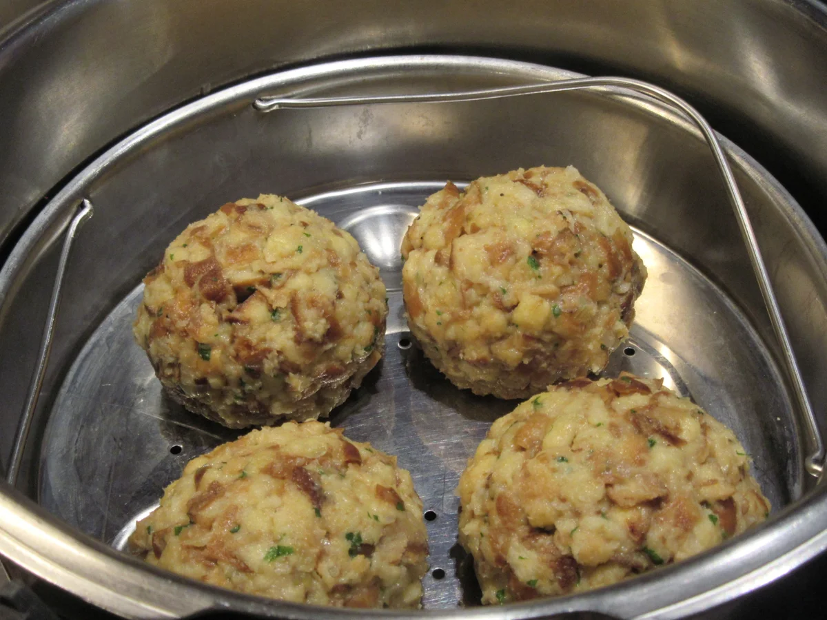 Pilze: Waldpilze mit Brez´n-Knödeln aus dem Schnellkochtopf - Rezept - Bild Nr. 17150