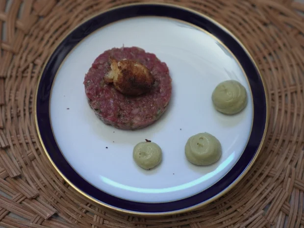 Rezept: Rindertatar mit Wachtelei und Avocadocreme Bild Nr. 2 Rindertatar mit Wachtelei und Avocadocreme - Rezept - Bild Nr. 2