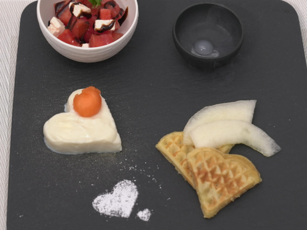 Wassermelone mit Feta, Milchkuchen und Vanillewaffel mit Honigmelone ...