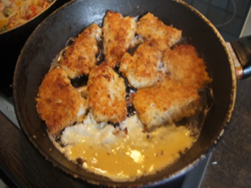 Knusper-Fischfilet mit Zwiebel-Paprika-Gemüse und Kartoffelstampf - Rezept - Bild Nr. 17151