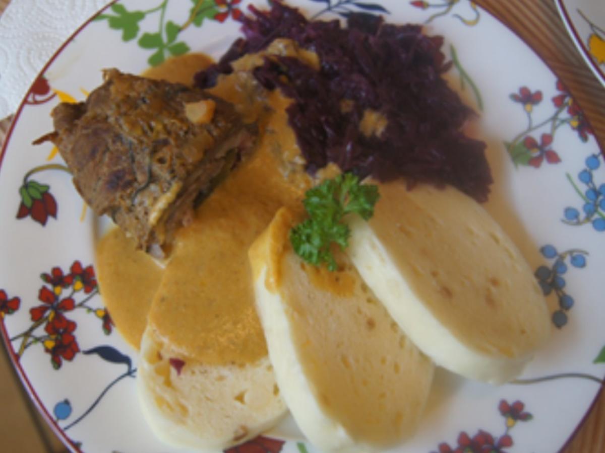 Rouladen mit pikanter Sauce, Rotkohl und Böhmischen Knödeln - Rezept - Bild Nr. 2