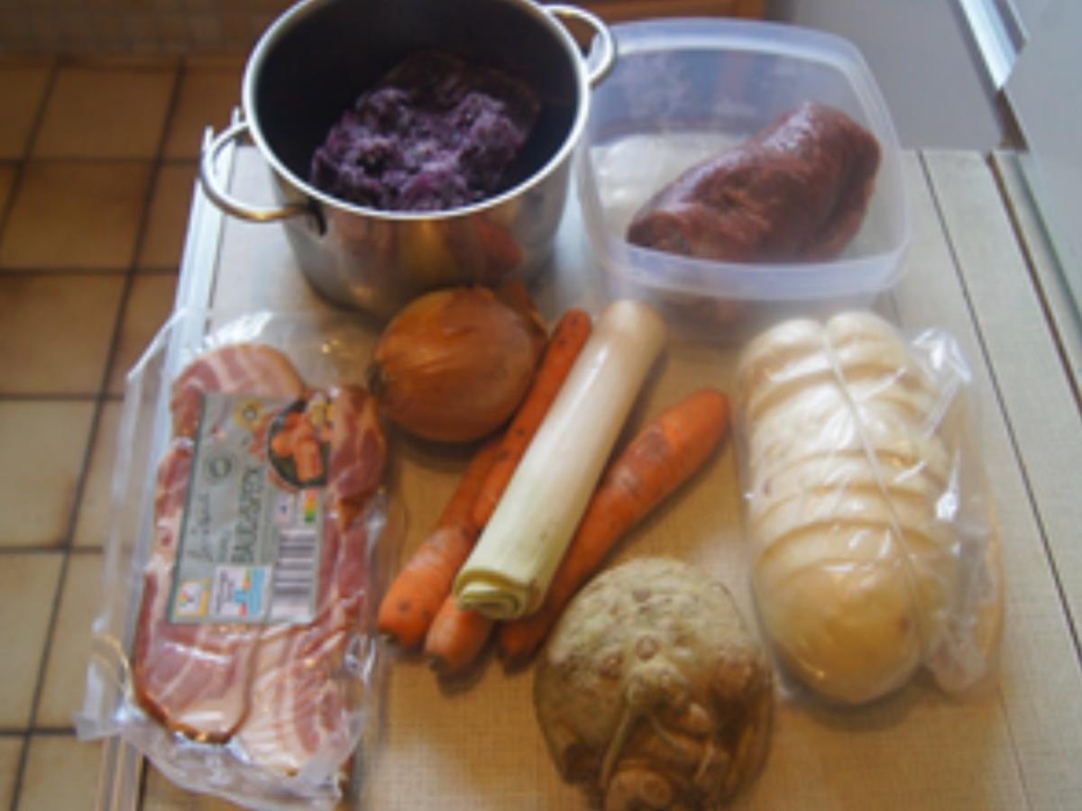 Rouladen mit pikanter Sauce, Rotkohl und Böhmischen Knödeln - Rezept - Bild Nr. 3