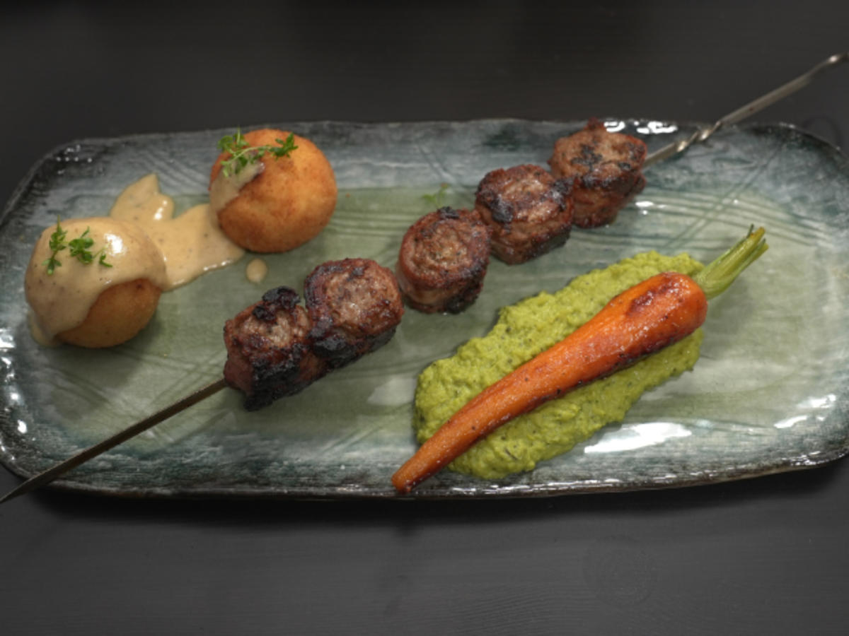 Kalbspieß mit Kartoffelbällchen, Erbsen-Minze-Püree und Möhren - Rezept ...