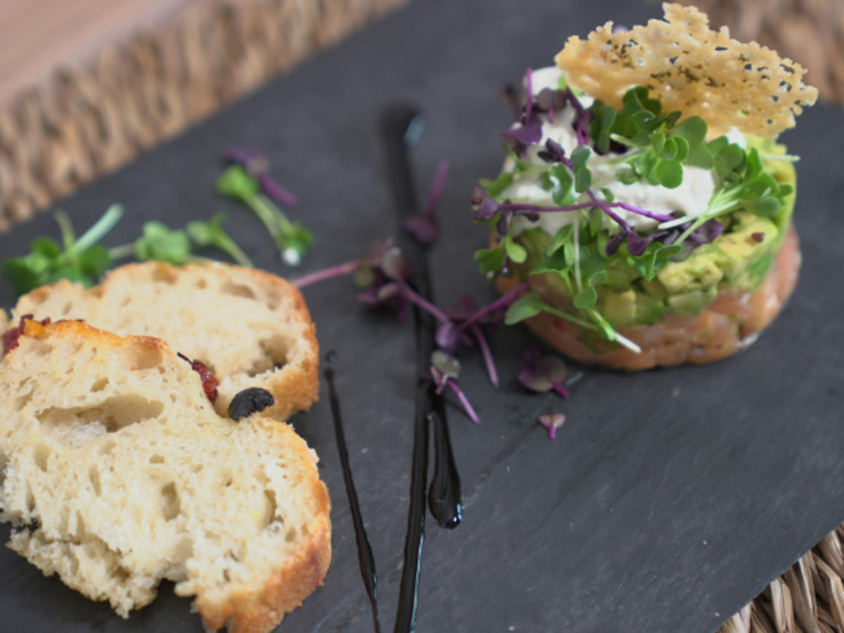 Avocado-Lachs-Tatar mit Burrata-Schaum und frischer Focaccia - Rezept ... Avocado-Lachs-Tatar mit Burrata-Schaum und frischer Focaccia - Rezept ...