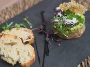 Avocado-Lachs-Tatar mit Burrata-Schaum und frischer Focaccia - Rezept - Bild Nr. 2