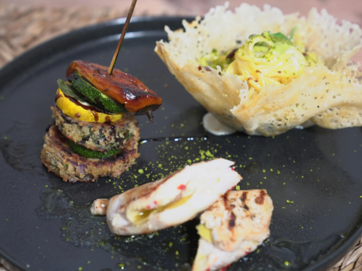 Zitronen-Kräuter-Hähnchen mit Parmesan-Nudeln und Pistazien-Pesto ...