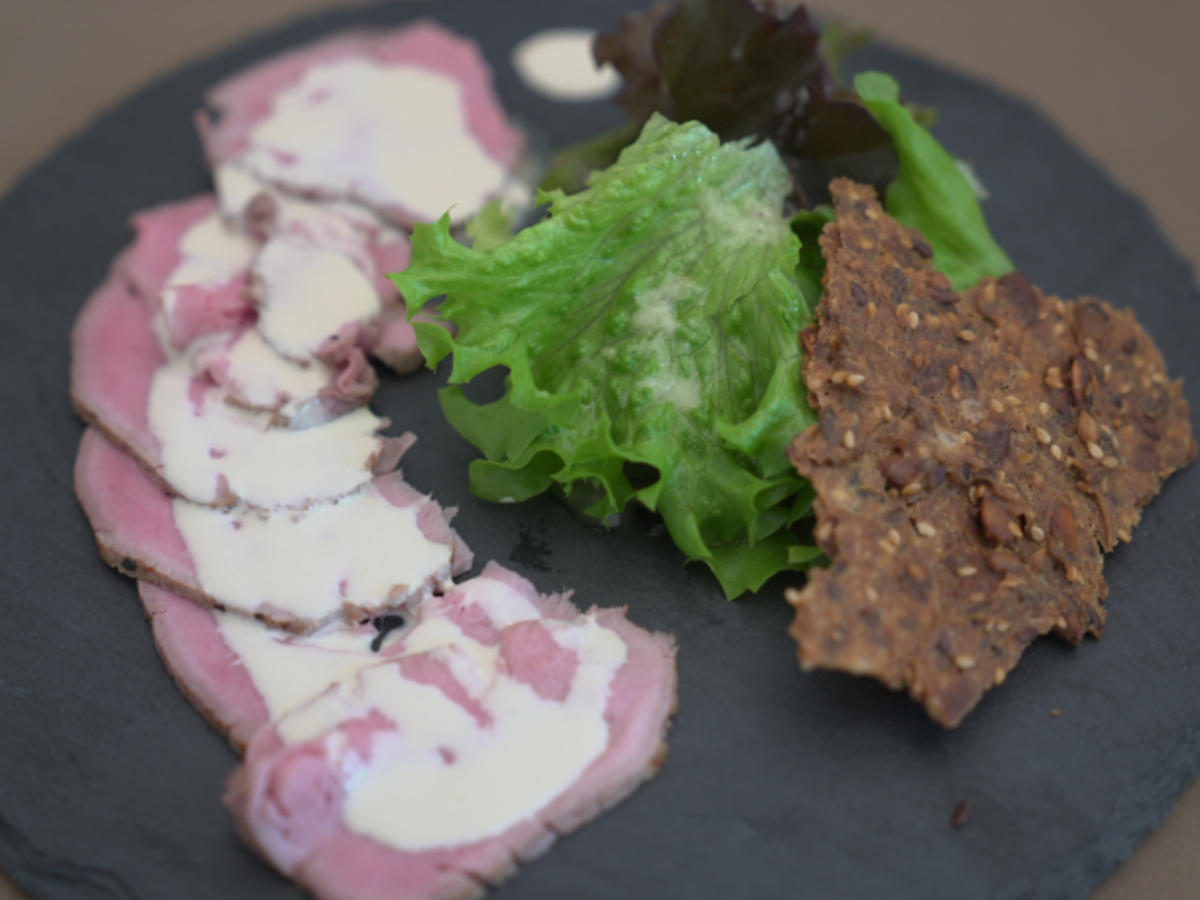 Vitello tonnato auf Pflücksalat mit Honig-Senf-Dressing - Rezept - Bild Nr. 2