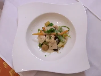 Lauwarmes Gemüseallerlei mit Krebsschwänzen und Räucheraal - Rezept