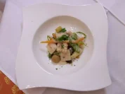 Lauwarmes Gemüseallerlei mit Krebsschwänzen und Räucheraal - Rezept