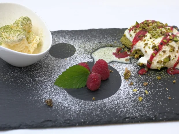 Mascarpone Creme auf Matcha-Biskuit-Boden mit Vanille-Eis - Rezept - Bild Nr. 17157