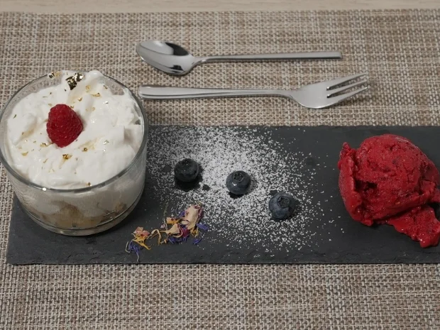 Rezept: Limoncello-Mousse auf Applecrumble mit Himbeersorbet Bild Nr. 2 Limoncello-Mousse auf Applecrumble mit Himbeersorbet - Rezept - Bild Nr. 2